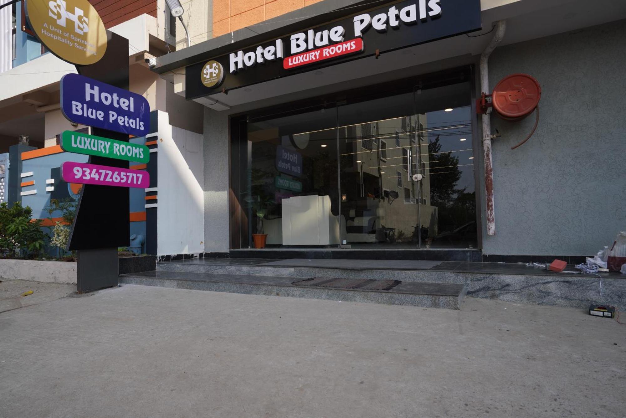 Hotel Blue Petals シャムシャバード エクステリア 写真